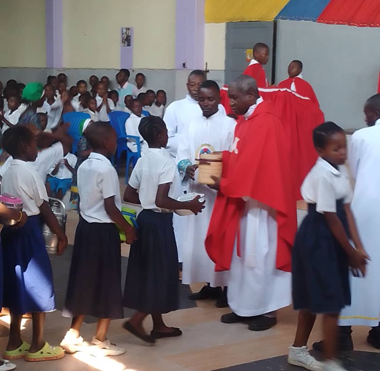 Kamanyola : La paroisse Mater Ecclesiae lance solennellement l’année scolaire 2025-2026 des écoles conventionnées catholiques